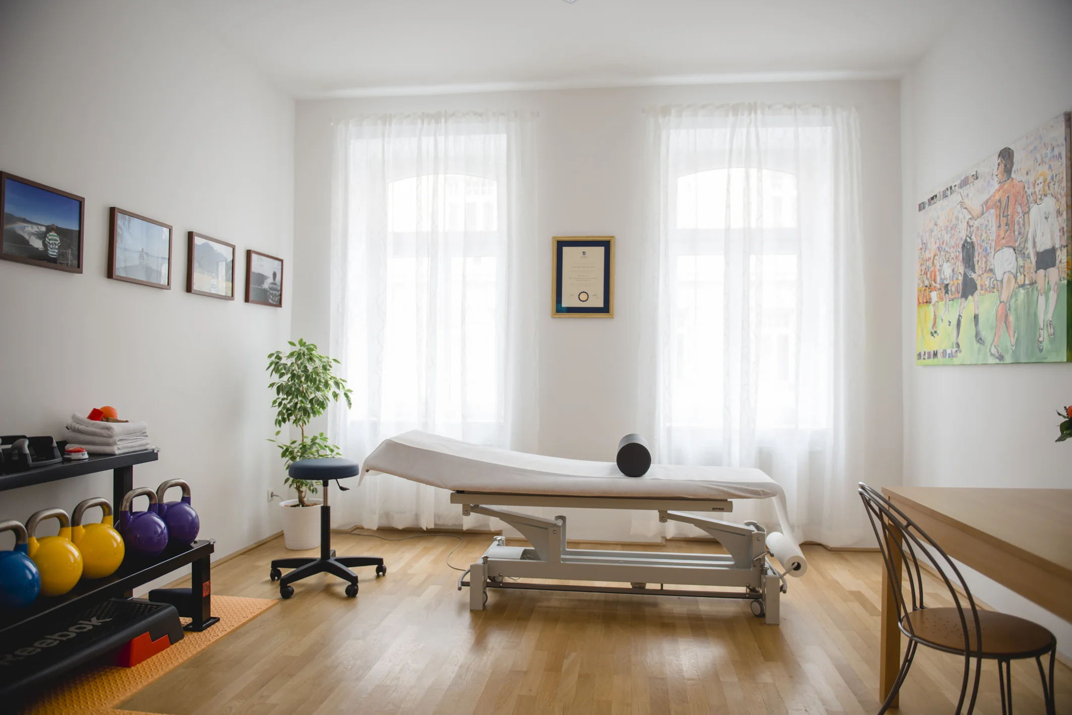 Heller Behandlungsraum der Sportphysiotherapie-Praxis von Jaap Switters in Wien mit Therapieliege und Trainingsgeräten